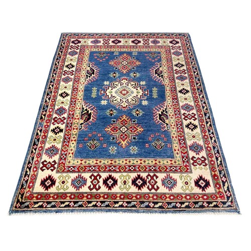 Tappeto blu fatto - , mano