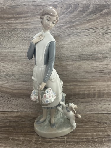 Nao lladro girl picking - lladro,