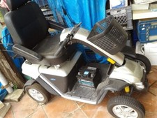 Scooter Elettrico 4 ruote SOVRANA MAGNUM REALE,di colore grigio chiaro.