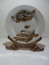 Piatto porcellana con inserto in ottone orientale d'epoca con supporto in ottone