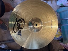 Set piatti batteria con aste e pedale.