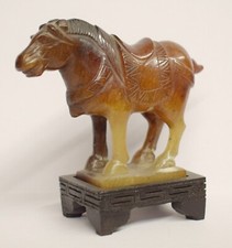 sculpture scultura CAVALLO IN GIADA MARRONE MOLTO ANTICO su base di legno