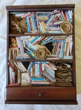 Libreria in miniatura, in legno, con cassetto. 37,5 x 27 x 7