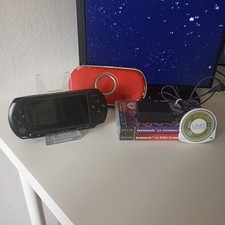 Bundle Sony PSP Street E-1004 Nera con caricatore, scheda di memoria e 3 giochi