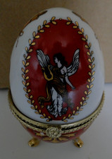 Uovo In Scatola Di Porcellana