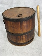 antico secchio in legno con