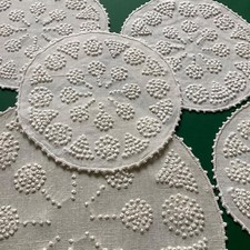 Centrini vintage ricamo a punto nodo 4 da 13 cm + 1 da 19 cm lino bianchi
