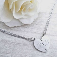 Ciondolo cuore spezzato con iniziali incise in argento con due collane rolò