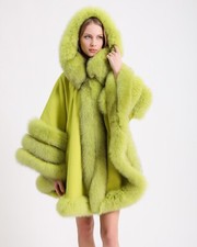 20597 Accattivante mantello in cashmere verde fosforo pelliccia di volpe colorata