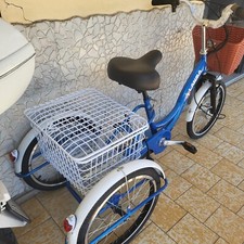 bicicletta elettrica blu a tre ruote con 3 velocità 