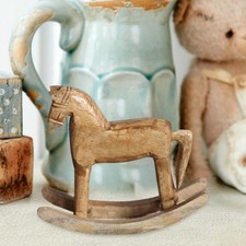 Statua di cavallo in legno