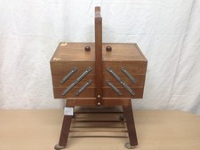 1009 ANTICO CESTO PER IL CUCITO CON RUOTE VINTAGE ANNI '50