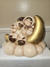 Rara statuina vintage Thun bambino ceramica che dorme sulla luna dorata con orso Italia