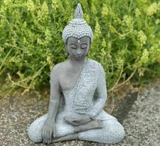 Statua in pietra Buddha seduto