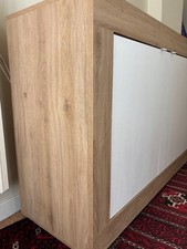 Mobile con tre ante e ripiani interni,misure: L 160 cm, P 42 cm, H 86 cm