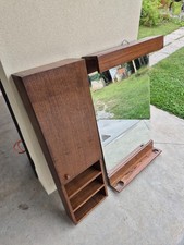 Specchiera bagno in legno con armadietto in legno coordinato.