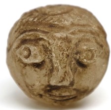 Antica statua testa intagliata