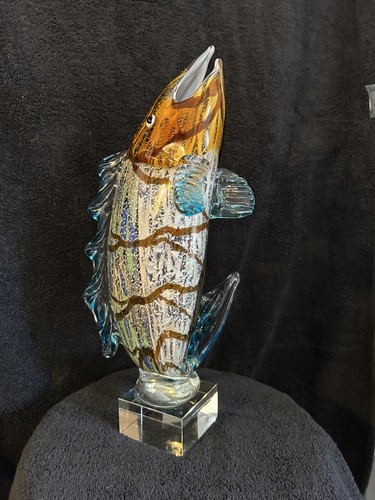 Scultura pesce che - , in