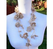 Collana lunga all'uncinetto beige ghirlanda fiorita fantasia - regalo fatto a mano