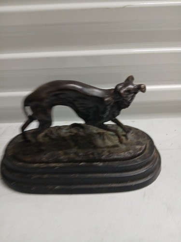 Scultura cane frusta levriero