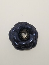 Spilla Camelia Blu In Vera Pelle Con Cristallo fatta a mano.