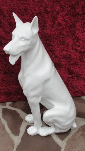 Dobermann figura seduta - , a