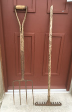 VINTAGE WOOD/METAL GARDENING/FARMING FORK & RAKE FAIR COND.