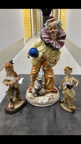 Stravagante statua pagliaccio