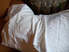 lenzuolo o tenda ricamato