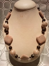 Collana con Sfere in Ceramica, pietra vulcanica Rombi Beige