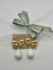 Orecchini corti con fiocchetto e goccia in agata  bianca, passepartout