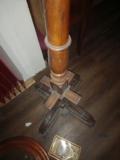 Leggio antico in legno a colonna da chiesa