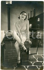 1910ca VINTAGE EROTIC Nude woman posing on rooftop - Postcard risque