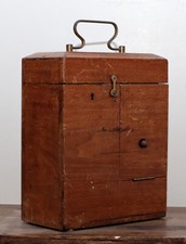 Vecchio apparecchio medico per elettrostimolazioni