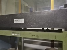 Piano di riscontro in granito con basamento di corredo. 