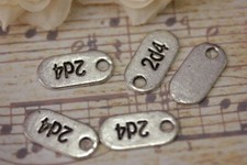 10 pz charm con scritta "2d4"