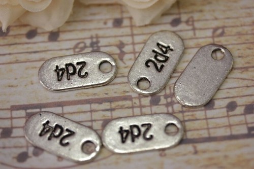 Charm con scritta - 10, "2d4"