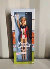 BARBIE Signature Gold Medal 1975 Olimpiadi Riproduzione Bambola Mattel Giocattolo Nuovo 