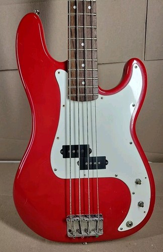 Squier fender bass - by,