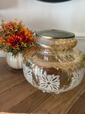 Paralume vintage in vetro ambrato. Bordo scanalato con disegno floreale