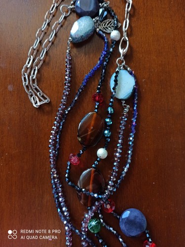 Lunga collana con pietre - con, dure