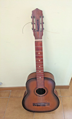 Chitarra classica con corde - con,