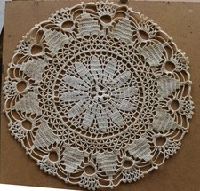 Antico centrino in cotone eseguito a mano da Venezia del primo 900