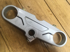 Pinza tripla giogo superiore