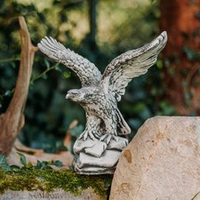 Statua di aquila in pietra