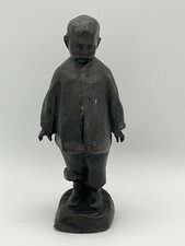 bambino in piedi con