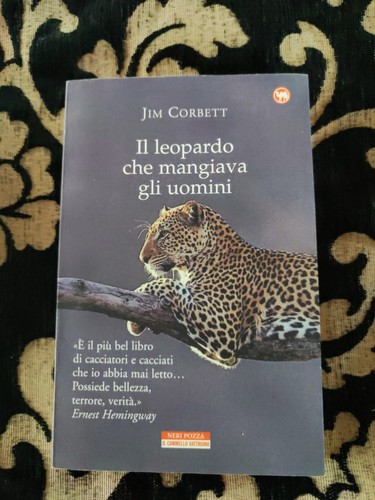 Leopardo che mangiava gli - il,