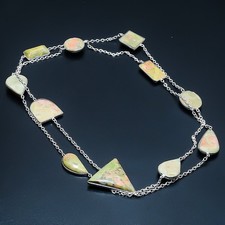 Collana con gioielli in