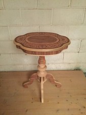 Tavolino intarsiato in stile