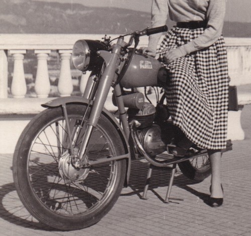 Foto 1950 ragazza con moto - foto,